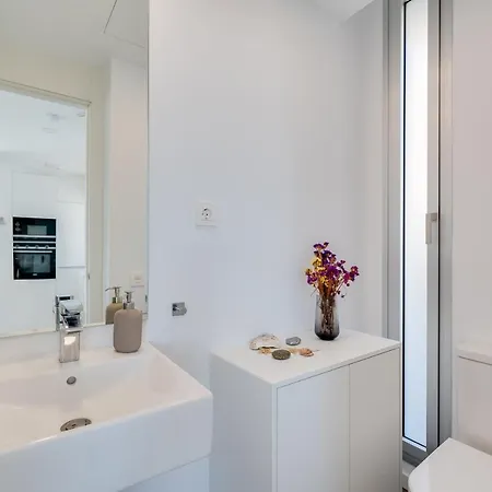 Unique 3-bdrm Townhouse, Stunning View, Pool & Bbq Apartment *
