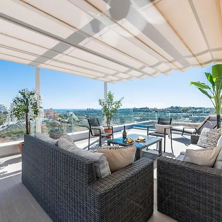 Unique 3-bdrm Townhouse, Stunning View, Pool & Bbq Apartment *