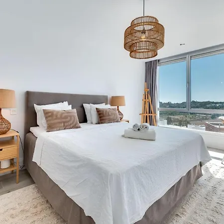Unique 3-bdrm Townhouse, Stunning View, Pool & Bbq Apartment *