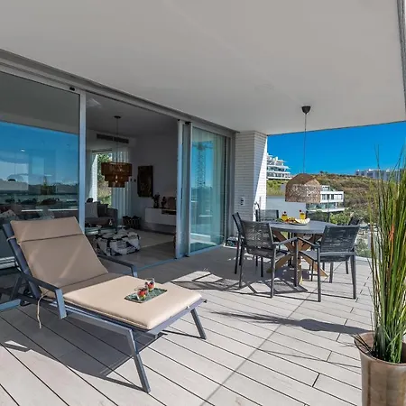 Unique 3-bdrm Townhouse, Stunning View, Pool & Bbq Apartment *