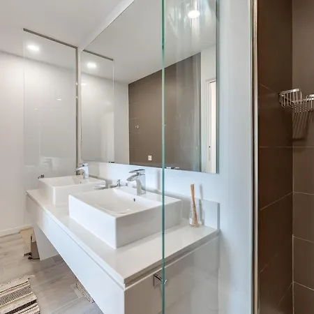 Unique 3-bdrm Townhouse, Stunning View, Pool & Bbq Apartment