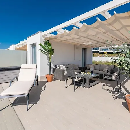 Unique 3-bdrm Townhouse, Stunning View, Pool & Bbq
