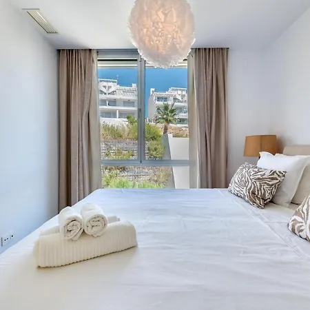 Unique 3-bdrm Townhouse, Stunning View, Pool & Bbq
