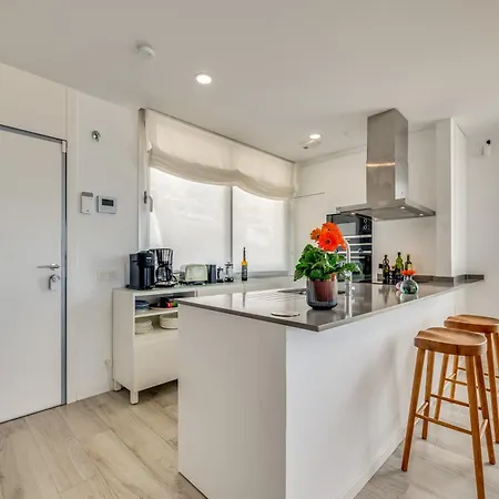 Unique 3-bdrm Townhouse, Stunning View, Pool & Bbq *