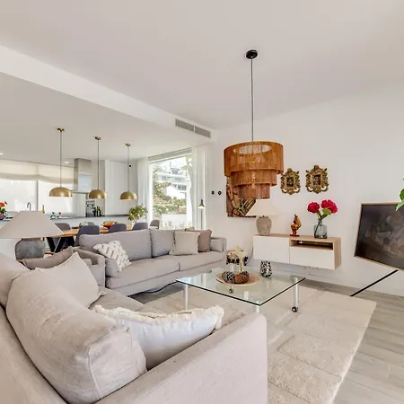 Unique 3-bdrm Townhouse, Stunning View, Pool & Bbq