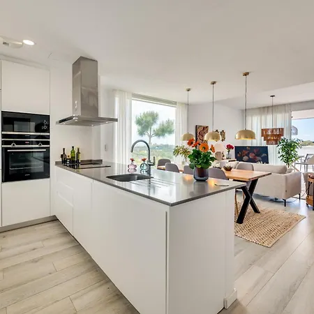 Unique 3-bdrm Townhouse, Stunning View, Pool & Bbq Apartment
