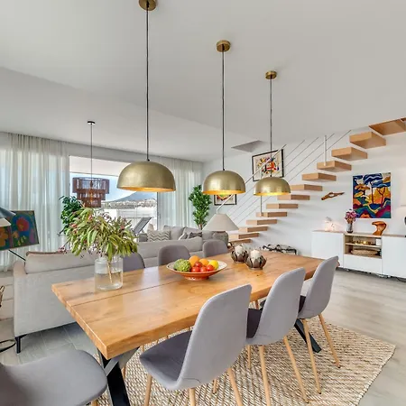Unique 3-bdrm Townhouse, Stunning View, Pool & Bbq *