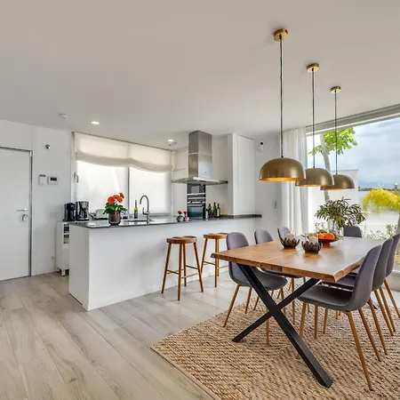 Unique 3-bdrm Townhouse, Stunning View, Pool & Bbq *