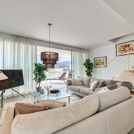 Unique 3-bdrm Townhouse, Stunning View, Pool & Bbq Apartment
