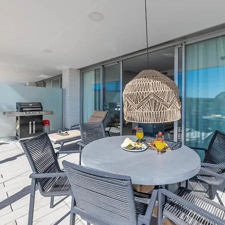 Unique 3-bdrm Townhouse, Stunning View, Pool & Bbq 公寓 埃斯特波纳