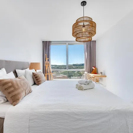 Unique 3-bdrm Townhouse, Stunning View, Pool & Bbq